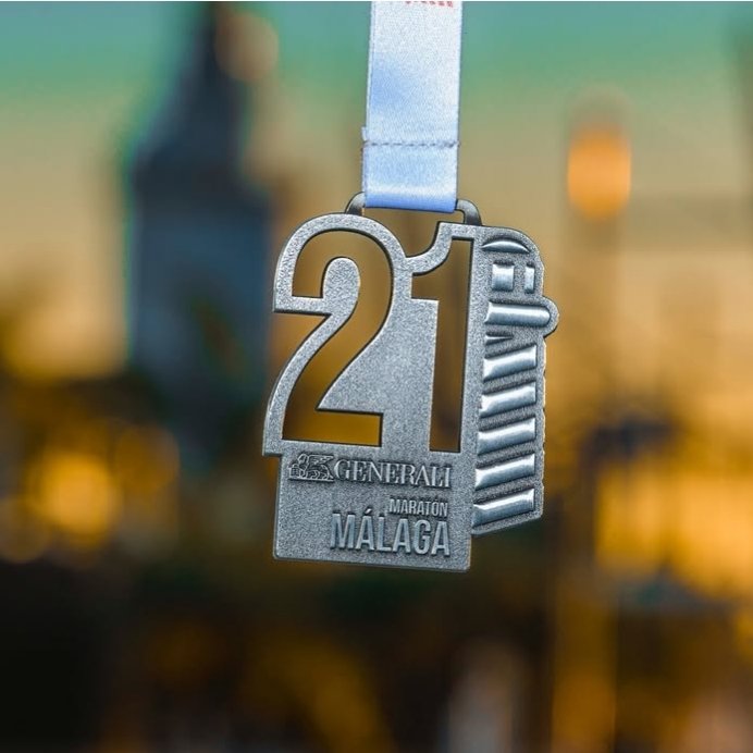 El domingo, después de dos largos años en un pozo muy profundo, intentaré colgarme una como esta en el pecho. Sé que voy a sufrir mucho, pero las ganas son muchas más. Me tomo el café y me voy a hacer el último entrenamiento 🏃🏻‍♂️💨