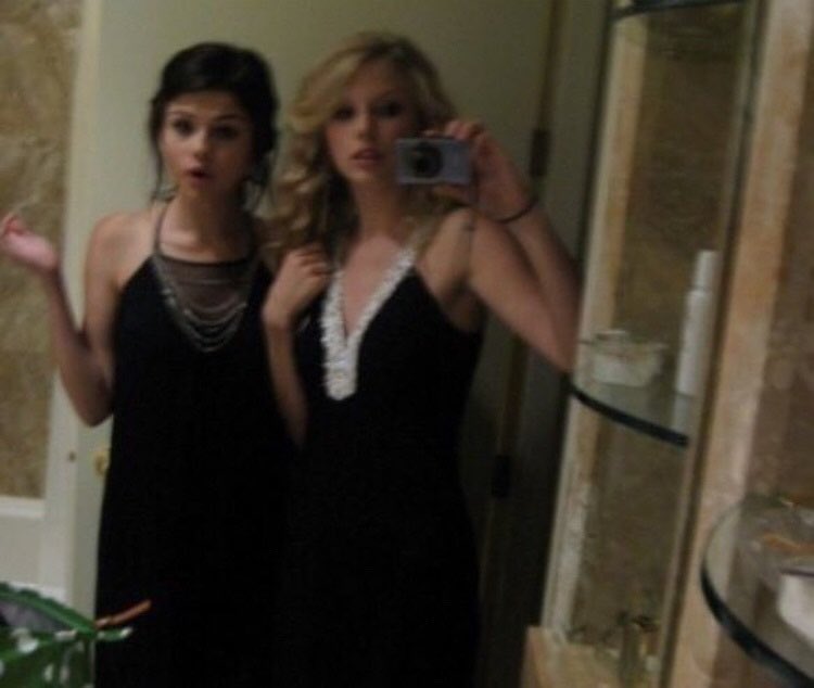 테일러 스위프트랑 셀레나 고메즈 어릴 때
이 우정 최고야❤︎

"friends are the best presents
친구는 최고의 선물이다"