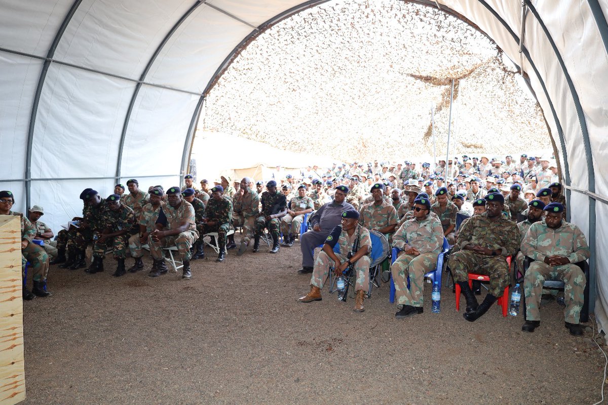 SANDF_ZA's tweet photo. #JointOperationsDivisionArticle || #SAMIDRC Deputy Force Commander Visits SA Development Community Mission in the #DRC Troops on The Ground To Show Appreciation and Spread Holiday Cheer.
https://t.co/U8YLwk1NMq
#SANDF
#JointOperationsDivision
#ProudlySASoldier https://t.co/aJZDJh0Mj9