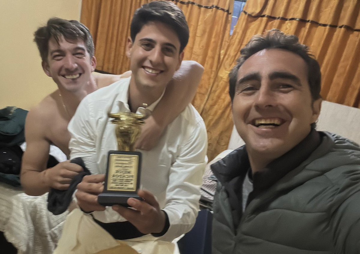 prensaElFandi's tweet photo. ¡Tenemos un equipo de primera!
“El Fandi” recibió ayer el premio a Mejor Torero de la tarde en Macusani, y Manuel Sánchez el premio a Mejor Picador del festejo.
Este equipo no falla🔥 ¡Gracias!
#ElFandi2024 #TeamFandi💪🏼 https://t.co/mBtVmn6X4Z