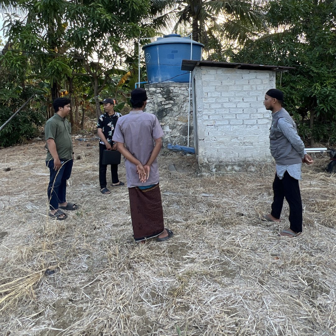An enumerator tests a water sample (Frame 1) and conducts an interview with water system managers on a small island off the coast of Takalar Regency in South Sulawesi.

Learn more:ow.ly/HGMt50UbKt9

<a href="/USAIDWater/">USAID Water 💧🚽🧼</a> | <a href="/UTSEngage/">UTS</a> | <a href="/univ_indonesia/">UniversitasIndonesia</a> | <a href="/crpginfo/">CRPG</a> | <a href="/UGMYogyakarta/">UGM</a>