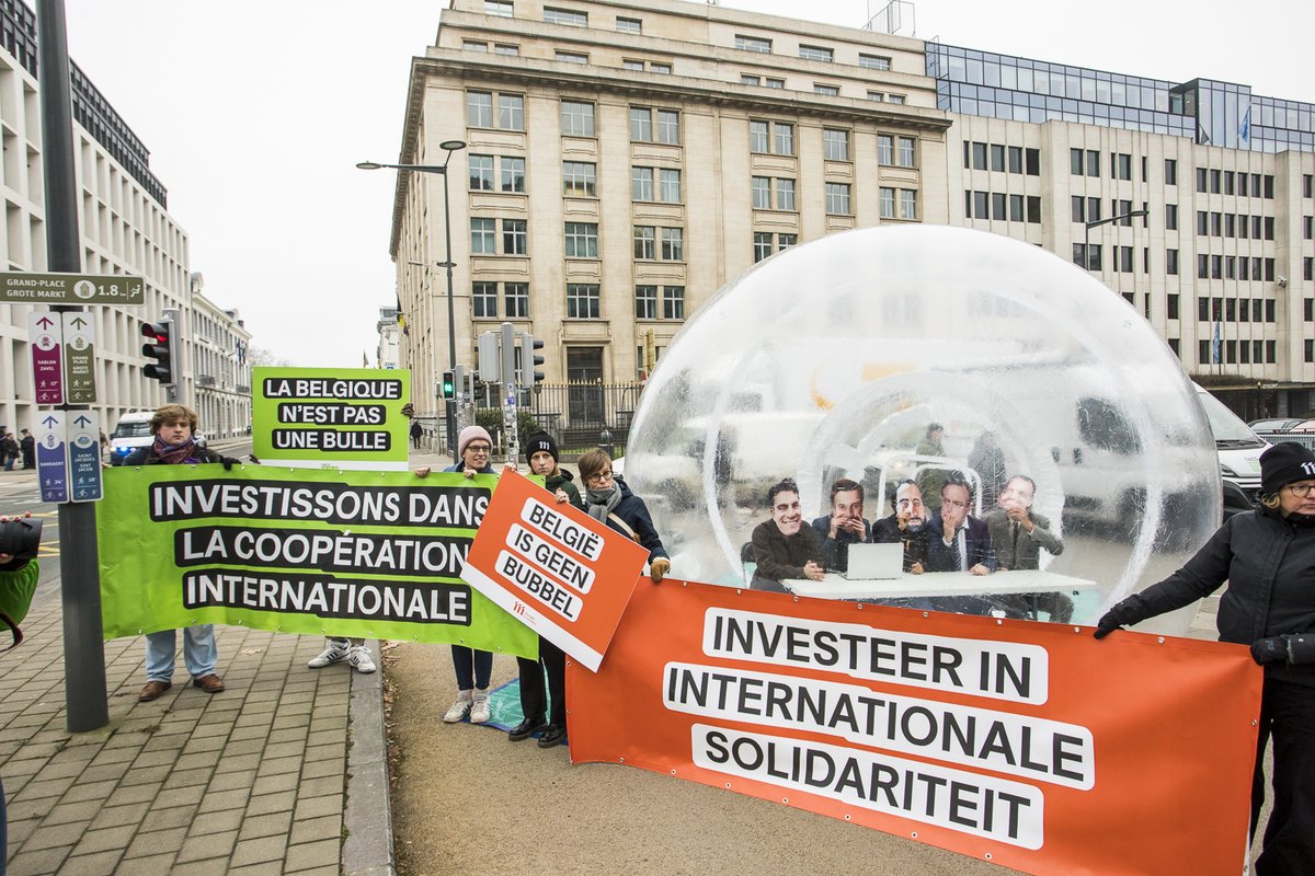cncd111111's tweet photo. 🫧La Belgique n'est pas une bulle!

Ce matin, nous avons rappelé aux négociateurs du futur gouvernement que dans un monde de + en + interconnecté, des coupes budgétaires dans le secteur de la coopération au #développement auraient des effets dramatiques.
👉https://t.co/XH76y0uqnc https://t.co/wYtgWluaq4