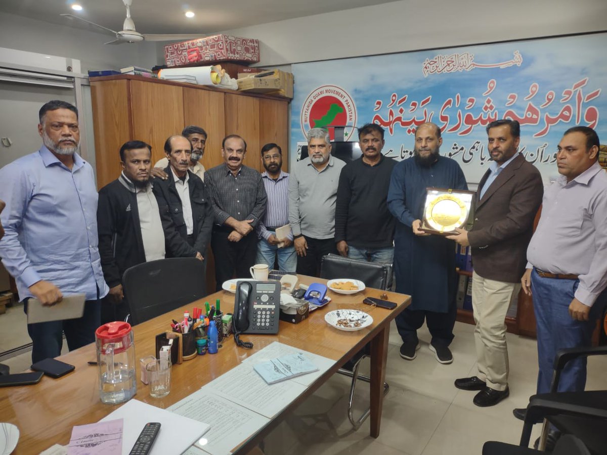 Farrukhahmed_'s tweet photo. *مورخہ 12دسمبر 2024ء*

*ایم کیو ایم پاکستان* کے عارضی مرکز بہادآباد آفس میں *پاکستان فٹبال فیڈریشن* کے وفد کی سینئر رہنما *سید مصطفی کمال* اور *انیس قائم خانی* ، *شبیر قائم خانی* سے ملاقات ،فیڈریشن کی جانب سے اظہار تشکر کی اعزازی شیلڈ اور ڈسٹرک سینٹرل میں منعقد ہونے والے فٹبال ٹورنامنٹ کا دعوت نامہ پیش کیا ،رکن سی او سی و نگراں انچارج فیڈرل بی ایریا ٹاؤن سہیل احمد بھی موجود۔۔

*ایم کیو ایم پاکستان*
#MQMPakistan