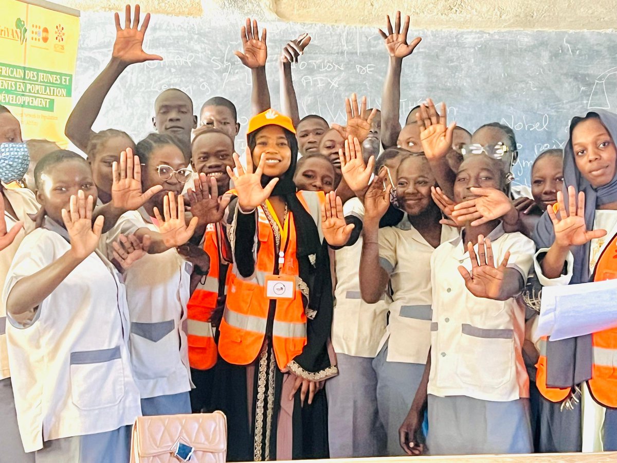 labaran_didier's tweet photo. Après #COPIAD, #LYBITECHMA, #LYBIMADO, #CBJB, #LYBIMA, #LYCLAMOMA nous venons de clôturer nos descentes en milieu scolaire avec le #CAMRA et le #LYKAMA et les thématiques d'échanges étaient #PETVISIDAME #PCN #VBG #MSTIST #SSRA #ECS #C4D et https://t.co/DNbgBl8IeZ, https://t.co/cTJQtEvnkf