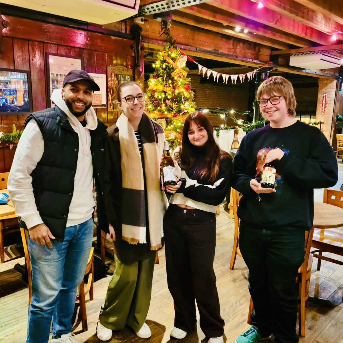 CONGRATULATIONS TO THIS WEEK’S QUIZ CHAMPIONS 🏆🥇✨

Thank you to everyone who popped down for Andy’s final quiz. Next week brings OUR CHRISTMAS SPECIAL and a brand new quizmaster!

Pop down to meet Daisy and maybe win a £25 gift voucher before Christmas 👀