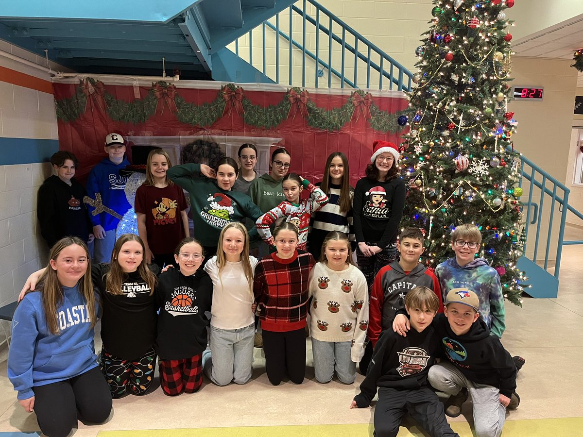 Selfies with Santa at <a href="/JuniperRidgeNL/">Juniper Ridge Int</a> this morning! 🎅🏻 📸