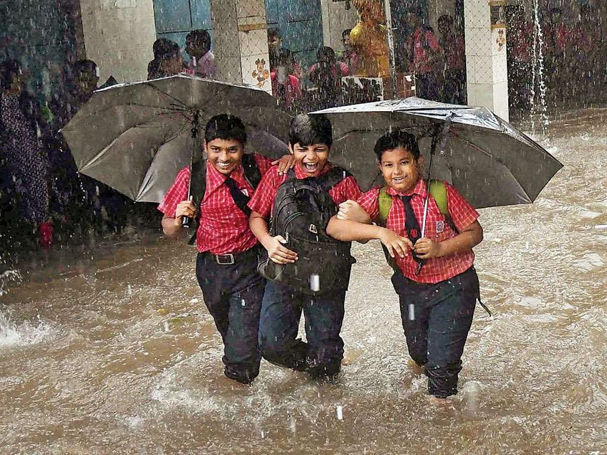 Due to Heavy Rain,Tomorrow Holiday For Tirunelveli #SchoolStudents Declared by #Tirunelveli District Collectior
#Nellai 
<a href="/OfTirunelveli/">Tirunelveli City Updates🏙</a> 
<a href="/Porunaicity/">Tirunelveli</a> 
<a href="/nellaiupdates/">Nellaiupdates</a>