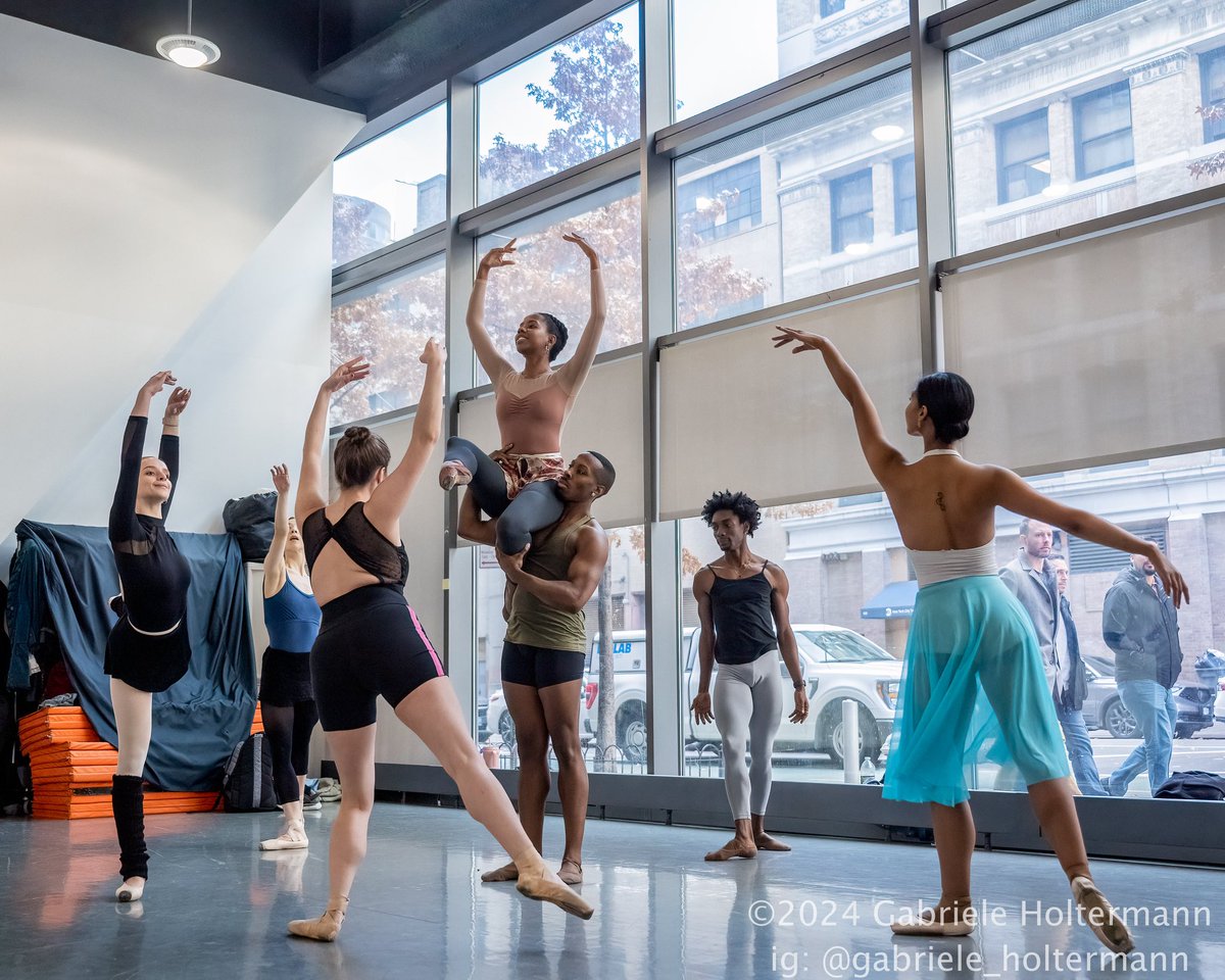 GabyLikesPhotos's tweet image. Grace, talent, positive vibes = great #photo assignment with the awesome @KPBrend 🖊️ - for the entire scoop head over to @brooklynpaper 

#Nutcracker #BalletDancers
