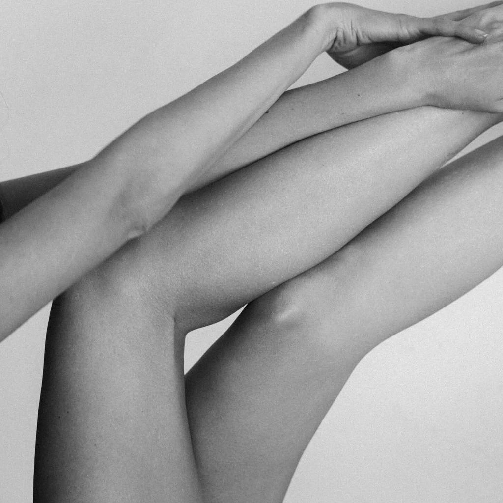 ⠀

— я ценю
⠀ твоё мужество заваривать чай,
⠀ когда всё здесь горит и кричит:
⠀«дорогая, прощай» :: 

⠀