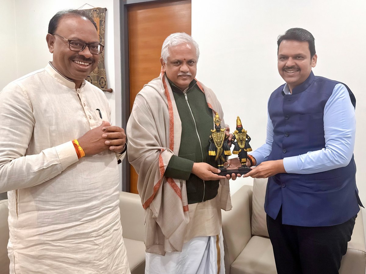 Dev_Fadnavis's tweet photo. 🔸Also met BJP National General Secretary (Org) Shri B L Santhosh ji and National Joint General Secretary (Org) Shivprakash ji in New Delhi, today. Presented them a murti of Shri Vitthal-Rukmini. BJP State President Chandrashekhar Bawankule was also present.
🔸भाजपा के राष्ट्रीय संघटन महामंत्री श्री बी. एल. संतोष जी एवं राष्ट्रीय सह-संगठन महामंत्री शिवप्रकाश जी से नई दिल्ली में आज मुलाकात कर उन्हें श्री विट्ठल-रूक्मिणी की मूर्ति भेंट स्वरूप प्रदान की। इस अवसर पर महाराष्ट्र भाजपा के प्रदेशाध्यक्ष चंद्रशेखर बावनकुले भी उपस्थित थे।

(12-12-2024📍New Delhi | १२-१२-२०२४📍नई दिल्ली)
@blsanthosh @shivprakashbjp @cbawankule
#NewDelhi #Maharashtra