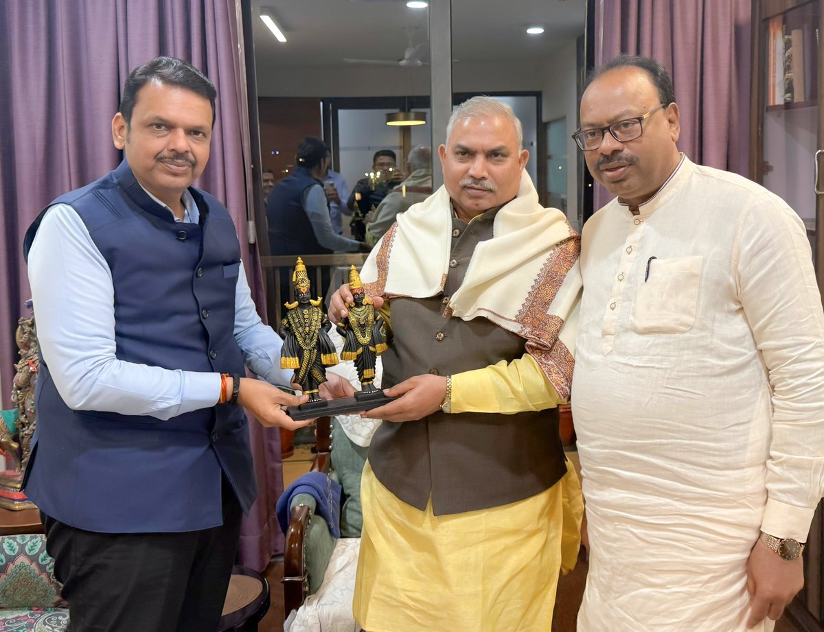 Dev_Fadnavis's tweet photo. 🔸Also met BJP National General Secretary (Org) Shri B L Santhosh ji and National Joint General Secretary (Org) Shivprakash ji in New Delhi, today. Presented them a murti of Shri Vitthal-Rukmini. BJP State President Chandrashekhar Bawankule was also present.
🔸भाजपा के राष्ट्रीय संघटन महामंत्री श्री बी. एल. संतोष जी एवं राष्ट्रीय सह-संगठन महामंत्री शिवप्रकाश जी से नई दिल्ली में आज मुलाकात कर उन्हें श्री विट्ठल-रूक्मिणी की मूर्ति भेंट स्वरूप प्रदान की। इस अवसर पर महाराष्ट्र भाजपा के प्रदेशाध्यक्ष चंद्रशेखर बावनकुले भी उपस्थित थे।

(12-12-2024📍New Delhi | १२-१२-२०२४📍नई दिल्ली)
@blsanthosh @shivprakashbjp @cbawankule
#NewDelhi #Maharashtra