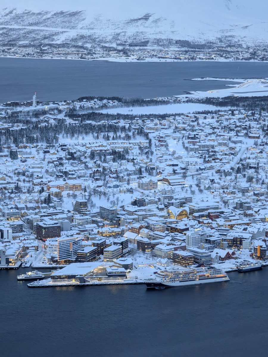JoanetMB's tweet photo. Empezamos diciembre visitando Tromsø 🇳🇴 https://t.co/Oqn3ljbkCo