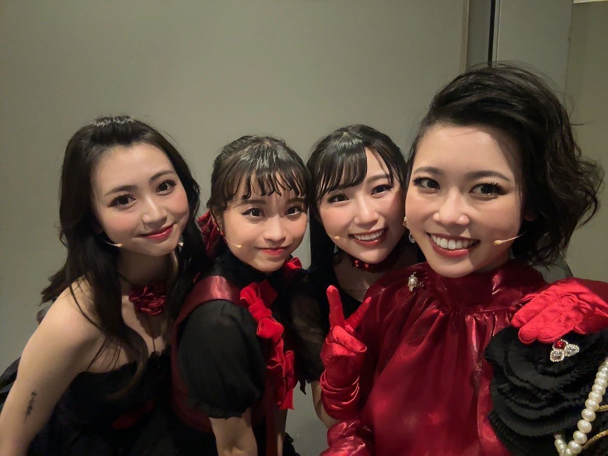 kawasaki_akari's tweet photo. 『永遠繭期』

スノウとお揃い位置でした♡
皆さんも黒色のお召し物を着ていてとっても可愛かったぁ！明日は是非立ち上がって頂いてしっかりと見たい。笑

それでは、明日も繭期の深淵でお待ちしております。
おやすみなさい、、。 https://t.co/Amk3o3uTMY