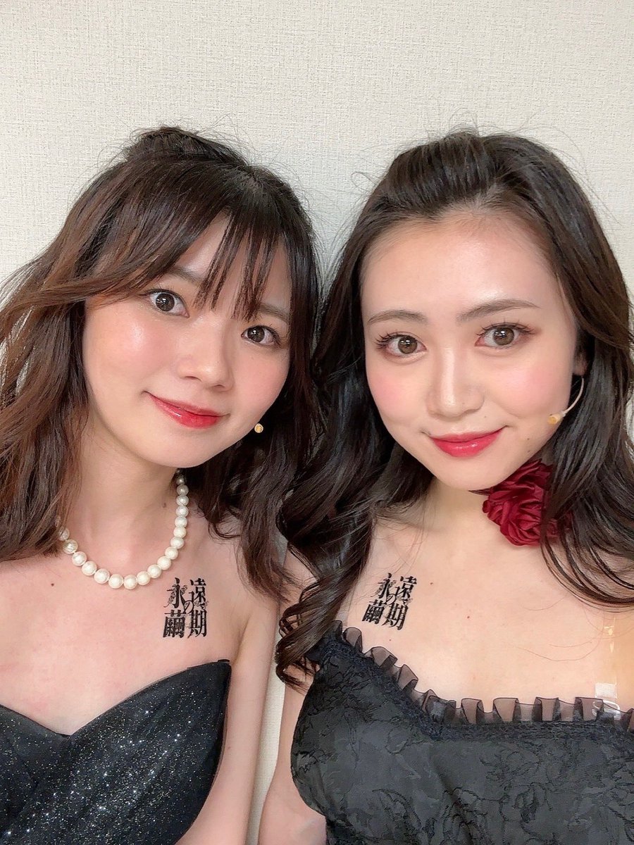 kawasaki_akari's tweet photo. 『永遠繭期』

スノウとお揃い位置でした♡
皆さんも黒色のお召し物を着ていてとっても可愛かったぁ！明日は是非立ち上がって頂いてしっかりと見たい。笑

それでは、明日も繭期の深淵でお待ちしております。
おやすみなさい、、。 https://t.co/Amk3o3uTMY