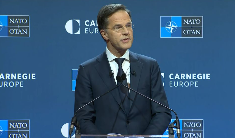 Echt, deze Rutte is een groot gevaar voor de wereld. Hoe is het mogelijk dat deze man, dag in, dag uit, al 5 jaar bezig is met oorlog en escalatie. En dat niemand tegen deze klootzak zegt dat hij eens zijn bek moet houden. Hij moet in overleg om vrede te bewaren, hij zit er niet
