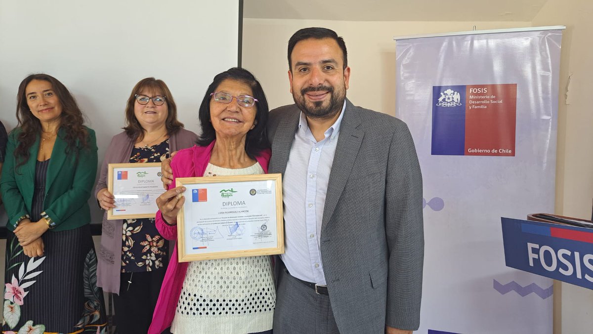 Una hermosa jornada hoy junto a nuestras familias del Ecomercado Solidario de Hualpén. Agradezco a <a href="/munihualpen/">MUNICIPALIDADHUALPEN</a> y @nutricionuss por el significativo trabajo que hemos desarrollado fortaleciendo la cohesión social y el derecho a surgir de personas, familias y comunidades 
🍍🍎🥬🥦