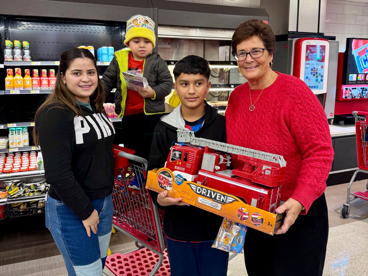 🎁✨ This holiday season, 125 children from LI experienced the joy of giving, thanks to a generous gift from <a href="/SandsNewYork/">Sands New York</a>! Volunteers helped spread cheer &amp;make memories. A big thank you to Sands New York for putting kids first &amp;helping make this season magical! #UnitedWayLI