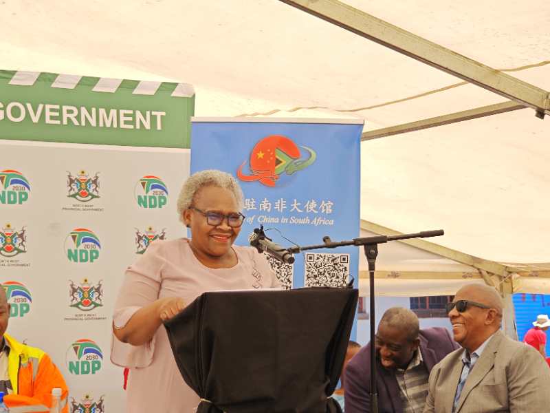 AmbWuPeng's tweet photo. Glad to visit Kgomo-Kgomo Village with Minister @SisisiTolashe. The Embassy brought food parcels &amp;solar batteries to brighten homes for New Year, supporting in sparking opportunities for long-term growth &amp;self-reliance. Wish everyone a joyful holiday season. https://t.co/iCuuP6rGFT