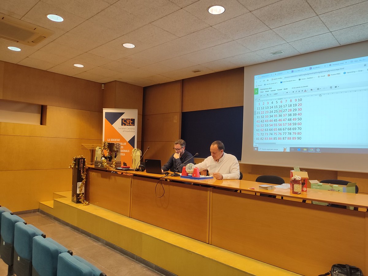 Calculant #probabilitats amb la tradicional #quina cantada per <a href="/enpepus/">Pepus</a>. #SoCE24 #estadistica #festa #diversió