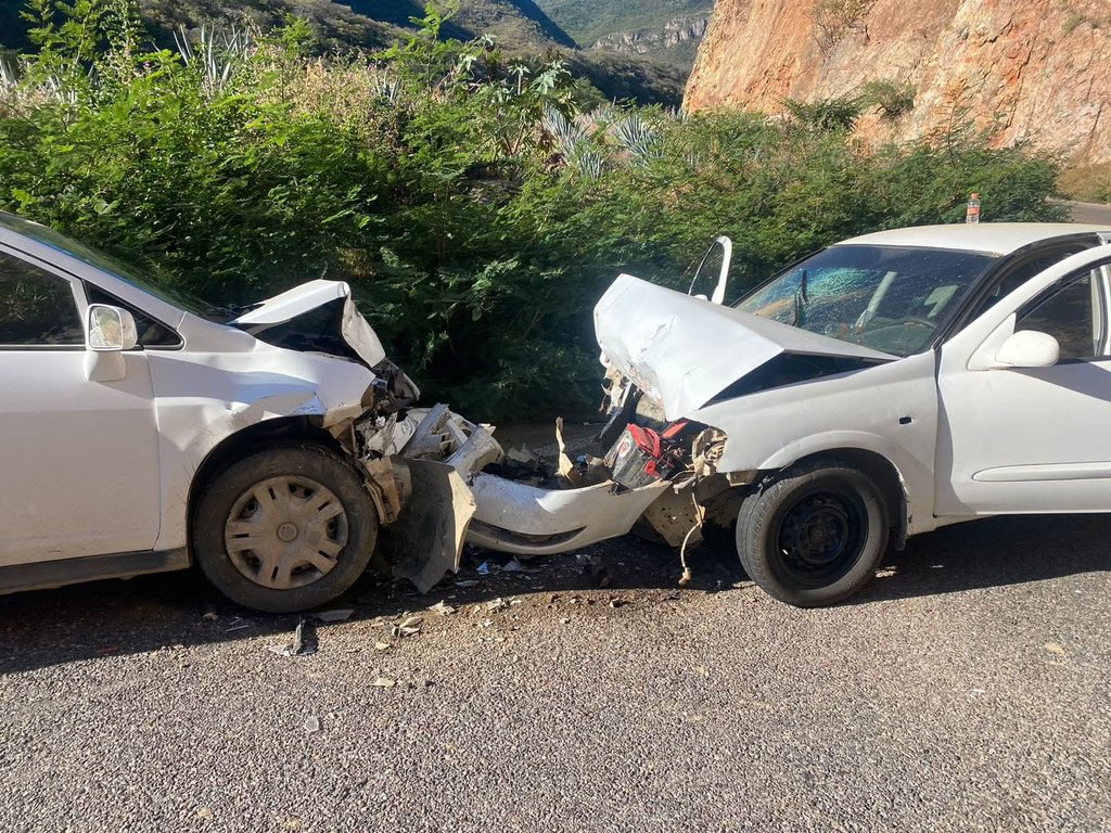 Imagen_Oax's tweet photo. 🚨| Buscan a familiares de menor que viajaba 
con sus abuelos y fall3cieron en accidente en carretera #Oaxaca - #Istmo

Urge localizar a los familiares del pequeño Esteban Gael Rivero Escobar de 4 años de edad solo dice ser del Barrio en Oaxaca, el venia viajando con sus abuelos y lamentablemente sufrieron un tr4gic0 accidente cuando circulaban sobre la carretera Federal 190 Oaxaca-Istmo, a la altura del Puente del Boquerón paraje perteneciente a la población de Nejapa de Madero.

Él menciona que los abuelos responden al nombre de Miguel y la abuelita Rufi, el menor se encuentra bajo el resguardo del Síndico Municipal de Nejapa de Madero Yautepec Oaxaca, José Ángel Jarquin Espinosa y de la Presidenta del DIF, Hortensia Solórzano Espinoza.

📷 Redes