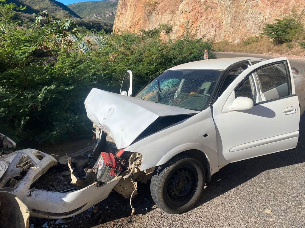 Imagen_Oax's tweet photo. 🚨| Buscan a familiares de menor que viajaba 
con sus abuelos y fall3cieron en accidente en carretera #Oaxaca - #Istmo

Urge localizar a los familiares del pequeño Esteban Gael Rivero Escobar de 4 años de edad solo dice ser del Barrio en Oaxaca, el venia viajando con sus abuelos y lamentablemente sufrieron un tr4gic0 accidente cuando circulaban sobre la carretera Federal 190 Oaxaca-Istmo, a la altura del Puente del Boquerón paraje perteneciente a la población de Nejapa de Madero.

Él menciona que los abuelos responden al nombre de Miguel y la abuelita Rufi, el menor se encuentra bajo el resguardo del Síndico Municipal de Nejapa de Madero Yautepec Oaxaca, José Ángel Jarquin Espinosa y de la Presidenta del DIF, Hortensia Solórzano Espinoza.

📷 Redes