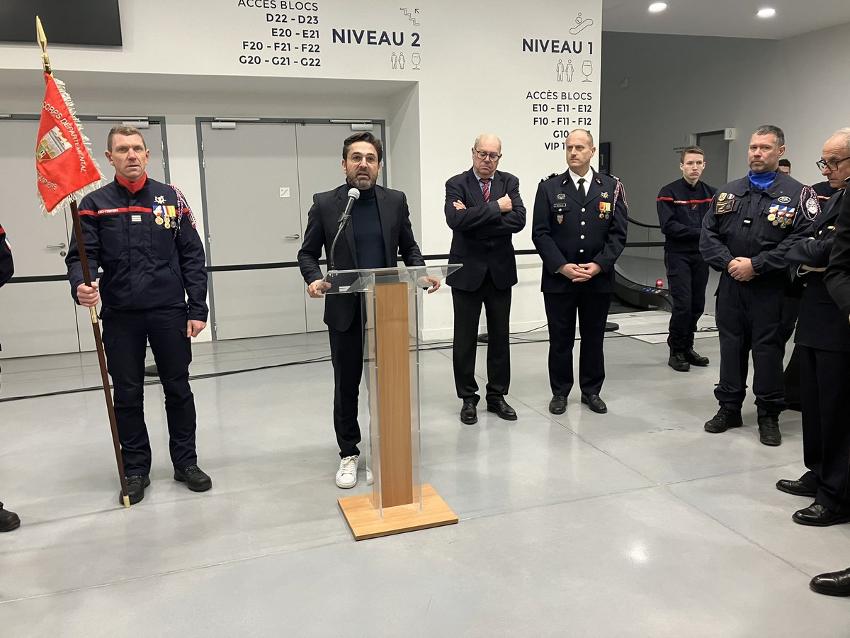 ArnaudRobinet's tweet photo. Comme chaque année nous célébrons la sainte-Barbe, patronne des pompiers !

Je salue l’engagement et la solidarité de nos sapeurs-pompiers qui, tous les jours, risquent leur vie au service des rémoises et des rémois !

#Reims #saintebarbe https://t.co/c8APvumN6K
