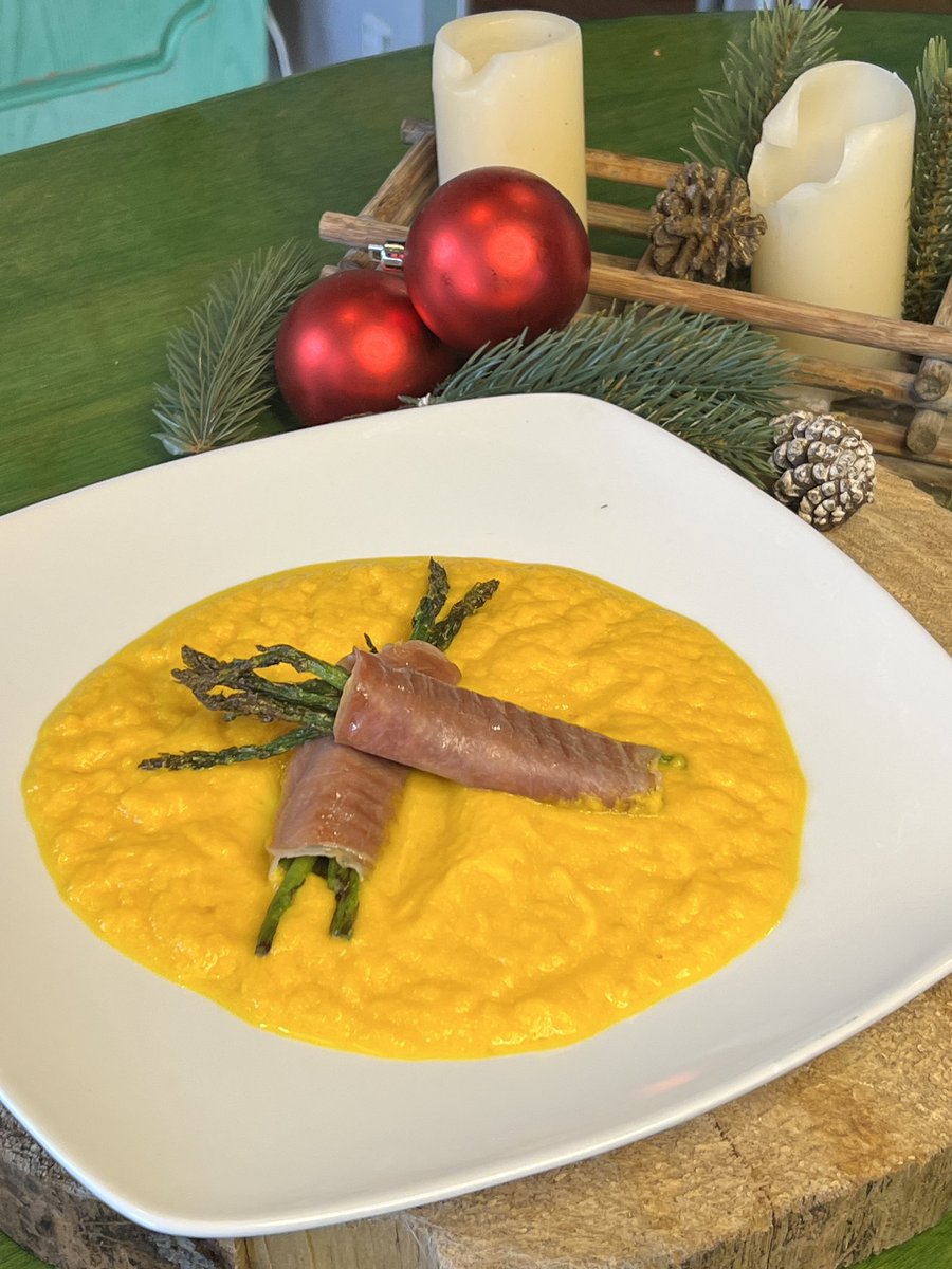 albatrosdigital's tweet photo. Rollitos de espárragos con jamón Serrano sobre puré de zanahoria!! Mira mi receta 👉🏼 https://t.co/EBQdTaM2Ak https://t.co/1PJ0mbLRff