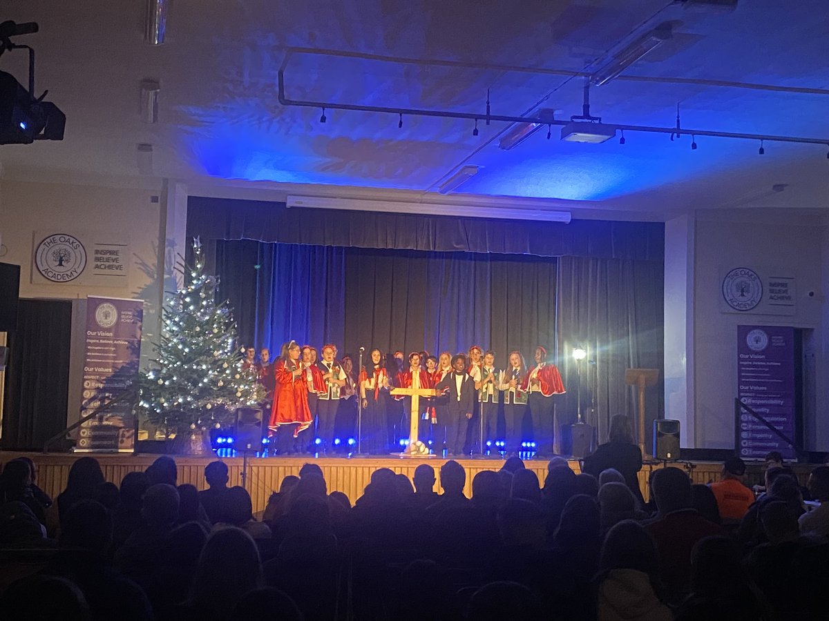 The_OaksAcademy's tweet image. What an amazing evening watching our students perform our ‘Don’t be a Scrooge’, from Christmas classics performed by the choir, to dramatic solo monologues, Christmas readings and fabulous solo songs there was something for everyone. Well done to all staff and students.