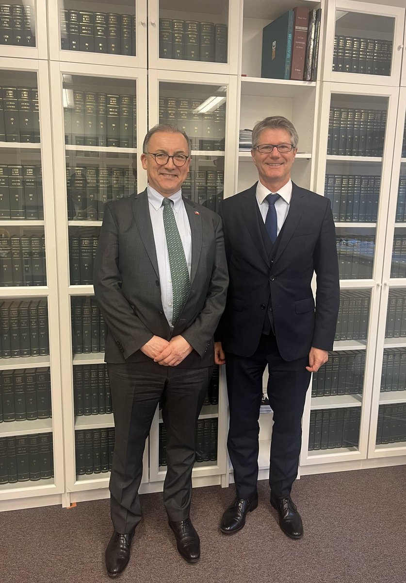 Tuvimos el honor de reunirnos con el Secretario General de la Academia de Derecho Internacional de La Haya, Jean Marc Thouvenin. Reafirmamos el compromiso de Chile con la difusión del derecho internacional como pilar para fortalecer la paz y la seguridad internacional. 🇨🇱🤝📚