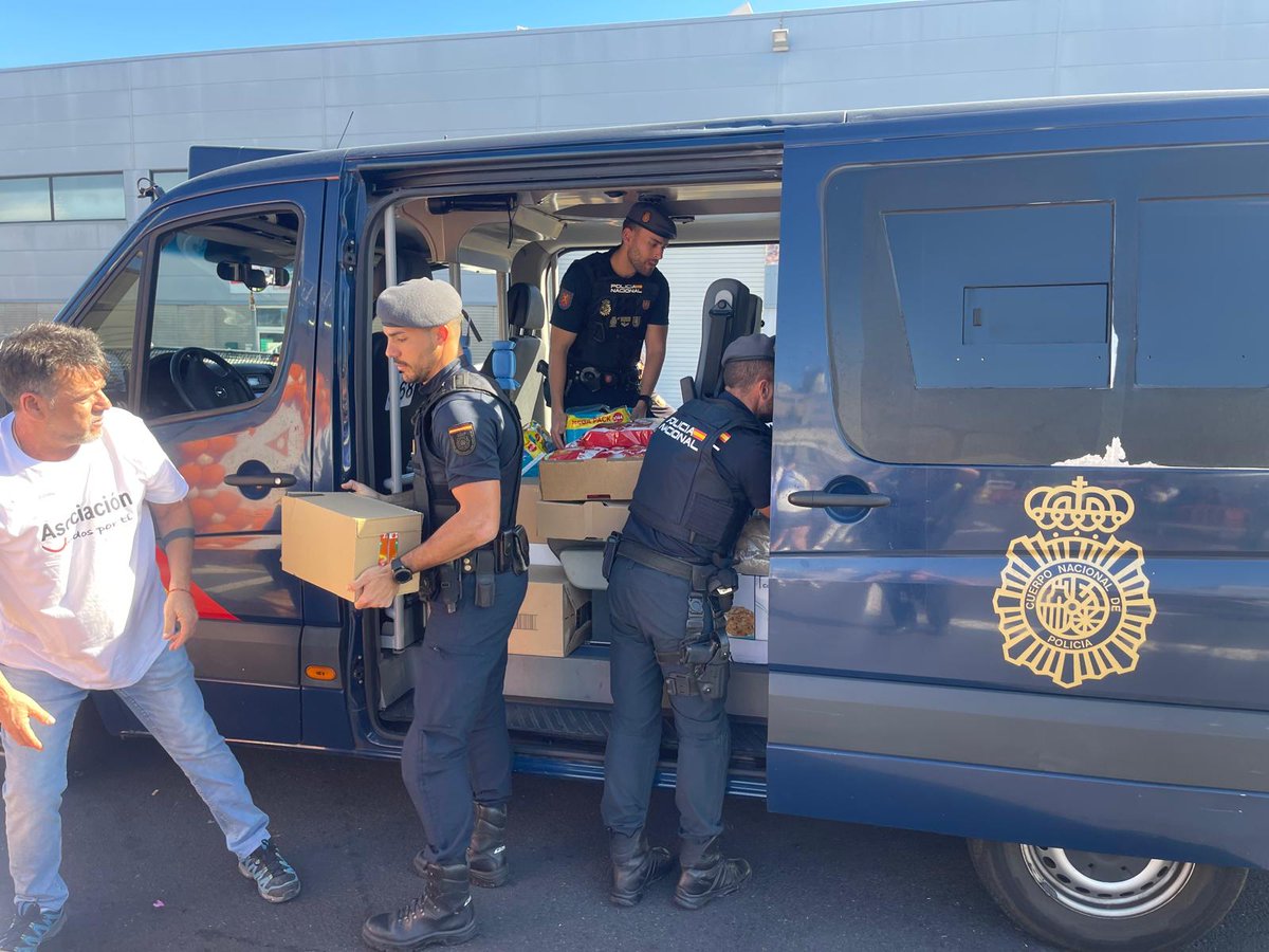 policia's tweet photo. Hoy nos unimos al Telemaratón Solidario #CompartirCanarias en #SantaCruzdeTenerife a favor de más de 40.000 canarios en situación de pobreza extrema, con donaciones de productos de primera necesidad, alimentos y juguetes
#EstamosPorTi
#SomosTuPolicía https://t.co/XcBk23pvVN