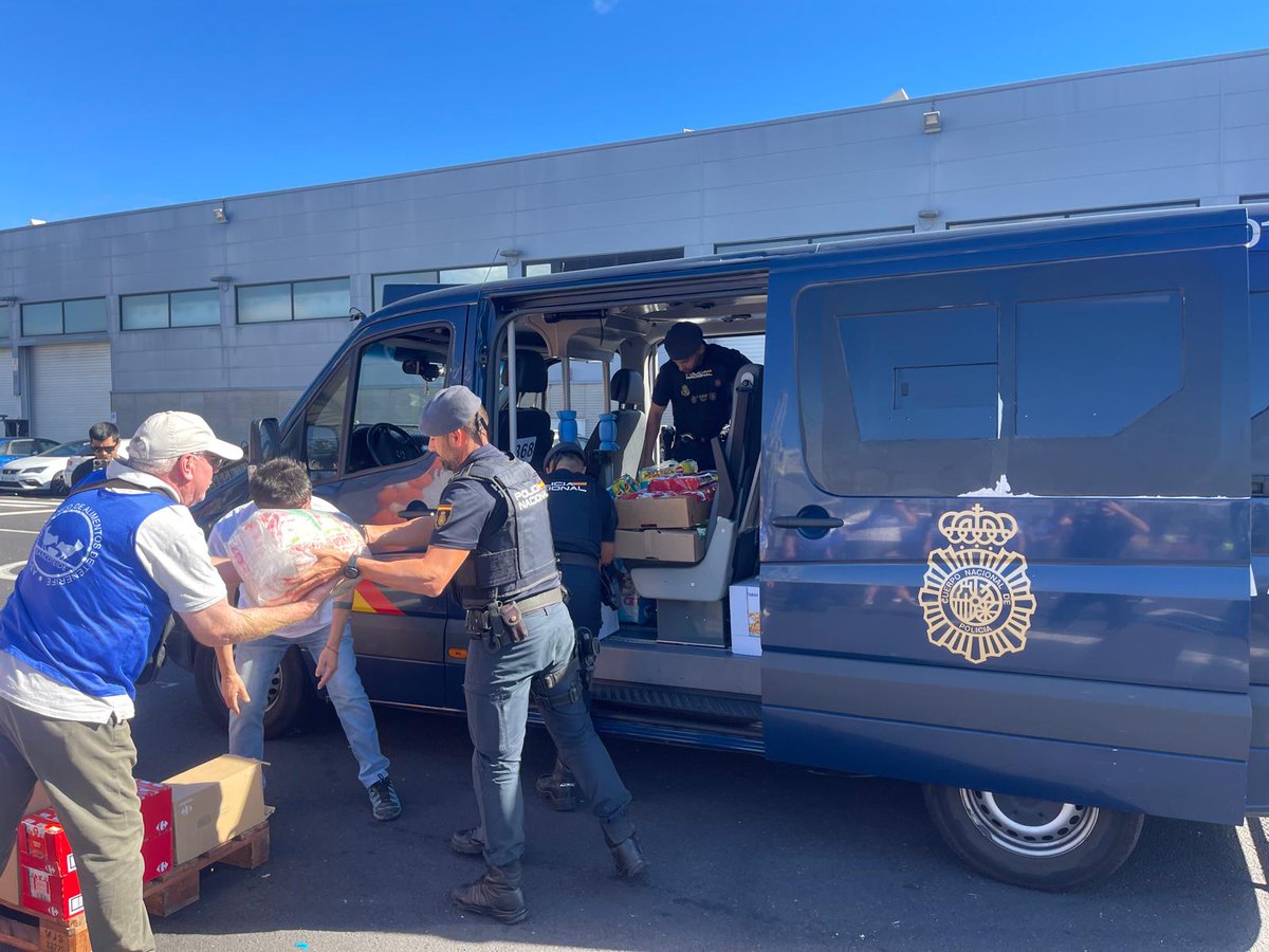 policia's tweet photo. Hoy nos unimos al Telemaratón Solidario #CompartirCanarias en #SantaCruzdeTenerife a favor de más de 40.000 canarios en situación de pobreza extrema, con donaciones de productos de primera necesidad, alimentos y juguetes
#EstamosPorTi
#SomosTuPolicía https://t.co/XcBk23pvVN