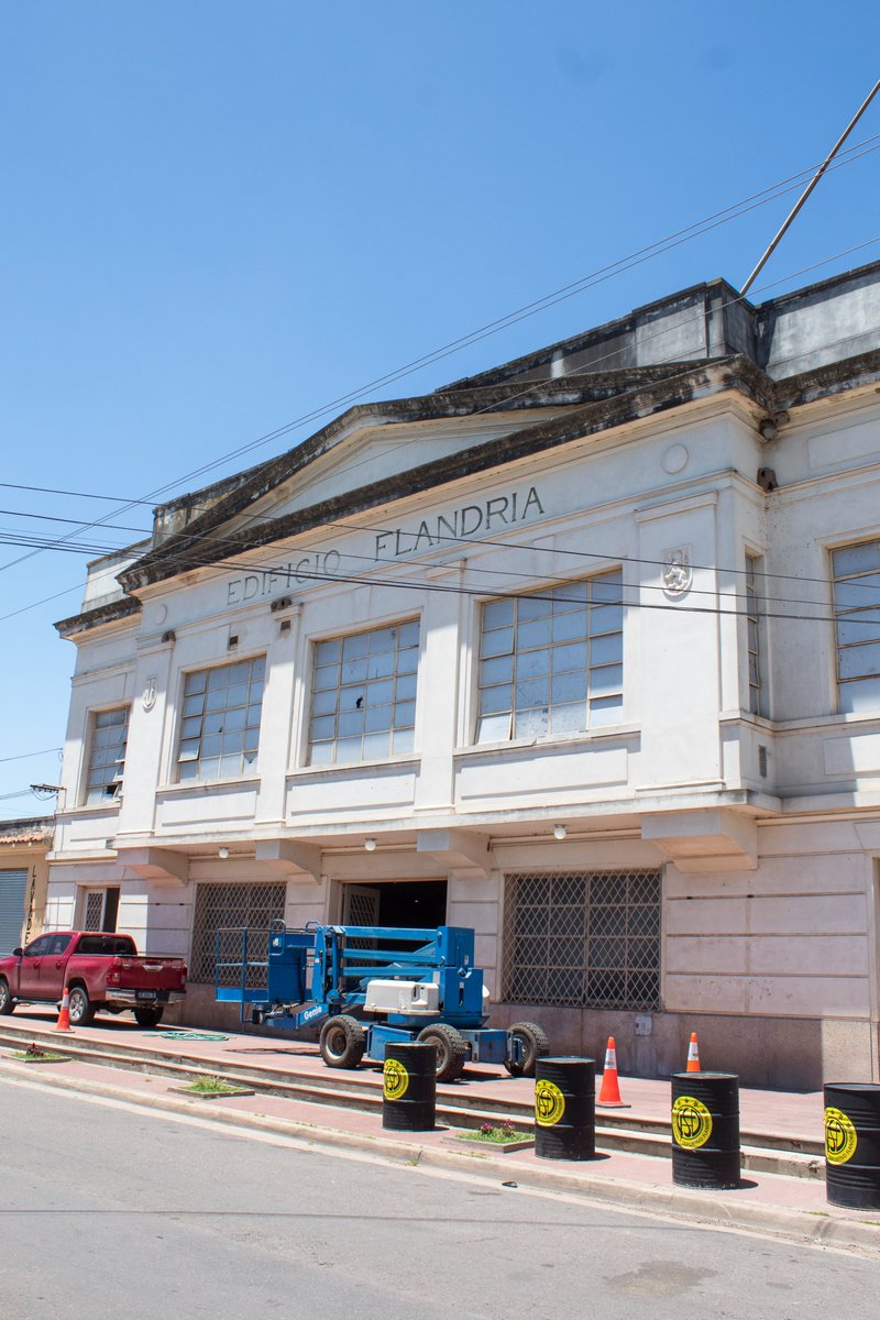 CSyDFlandria's tweet photo. OBRAS EN LA SEDE 🚧
🏛️ La fachada del edificio ubicado en España 271 está atravesando un proceso de hidrolavado, arreglo de grietas e instalación de un nuevo sistema de iluminación.
🙌 Agradecemos al Parque Industrial Villa Flandria por el apoyo.
#UnClubQueCrece 💛🖤 https://t.co/1AAkruL8Jg