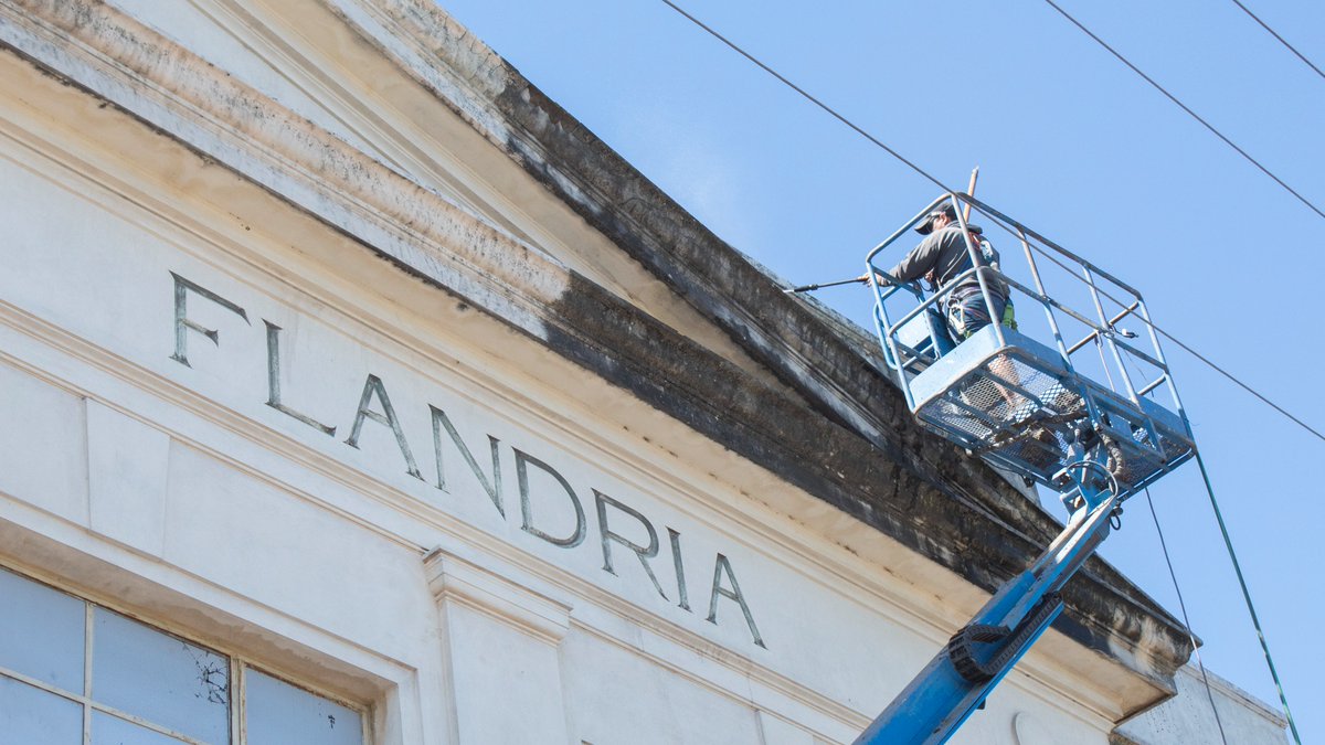 CSyDFlandria's tweet photo. OBRAS EN LA SEDE 🚧
🏛️ La fachada del edificio ubicado en España 271 está atravesando un proceso de hidrolavado, arreglo de grietas e instalación de un nuevo sistema de iluminación.
🙌 Agradecemos al Parque Industrial Villa Flandria por el apoyo.
#UnClubQueCrece 💛🖤 https://t.co/1AAkruL8Jg