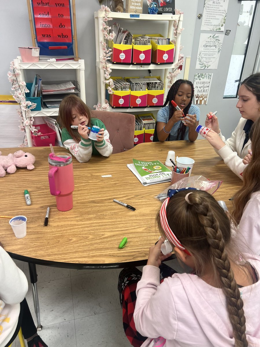 Thank you to our high school volunteers from #latinosinaction <a href="/DrGarciaHS/">Dr. Joaquín García High School</a> ! We made holiday cards and crafts for the <a href="/FSOWeCare/">ForgottenSoldiersOutreach</a> ❤️