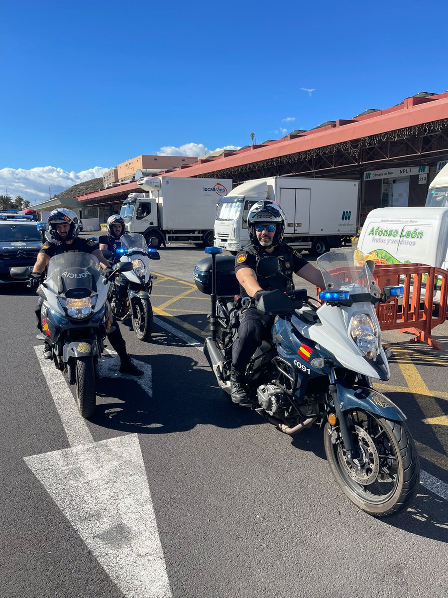 policia's tweet photo. Hoy nos unimos al Telemaratón Solidario #CompartirCanarias en #SantaCruzdeTenerife a favor de más de 40.000 canarios en situación de pobreza extrema, con donaciones de productos de primera necesidad, alimentos y juguetes
#EstamosPorTi
#SomosTuPolicía https://t.co/XcBk23pvVN