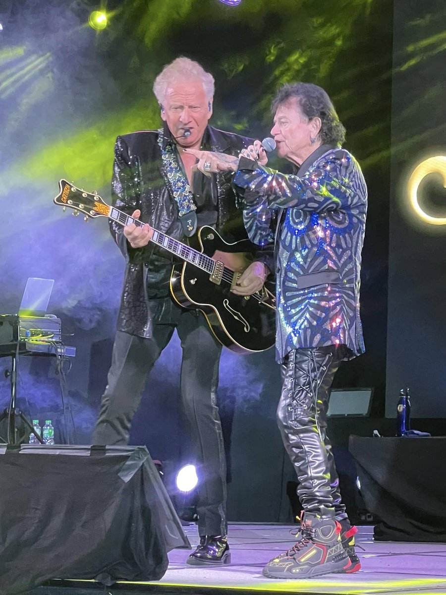 AirSupplyMusic's tweet image. Beautiful people of Davao, THANK YOU for a FANTASTIC night tonight!! Your smiling faces warmed our hearts greatly!! ❤️