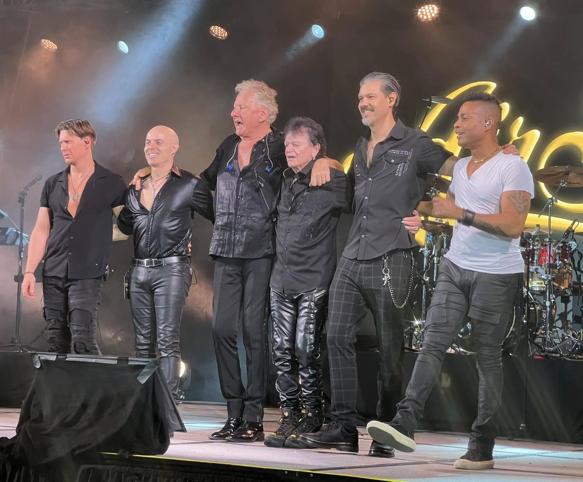 AirSupplyMusic's tweet image. Beautiful people of Davao, THANK YOU for a FANTASTIC night tonight!! Your smiling faces warmed our hearts greatly!! ❤️