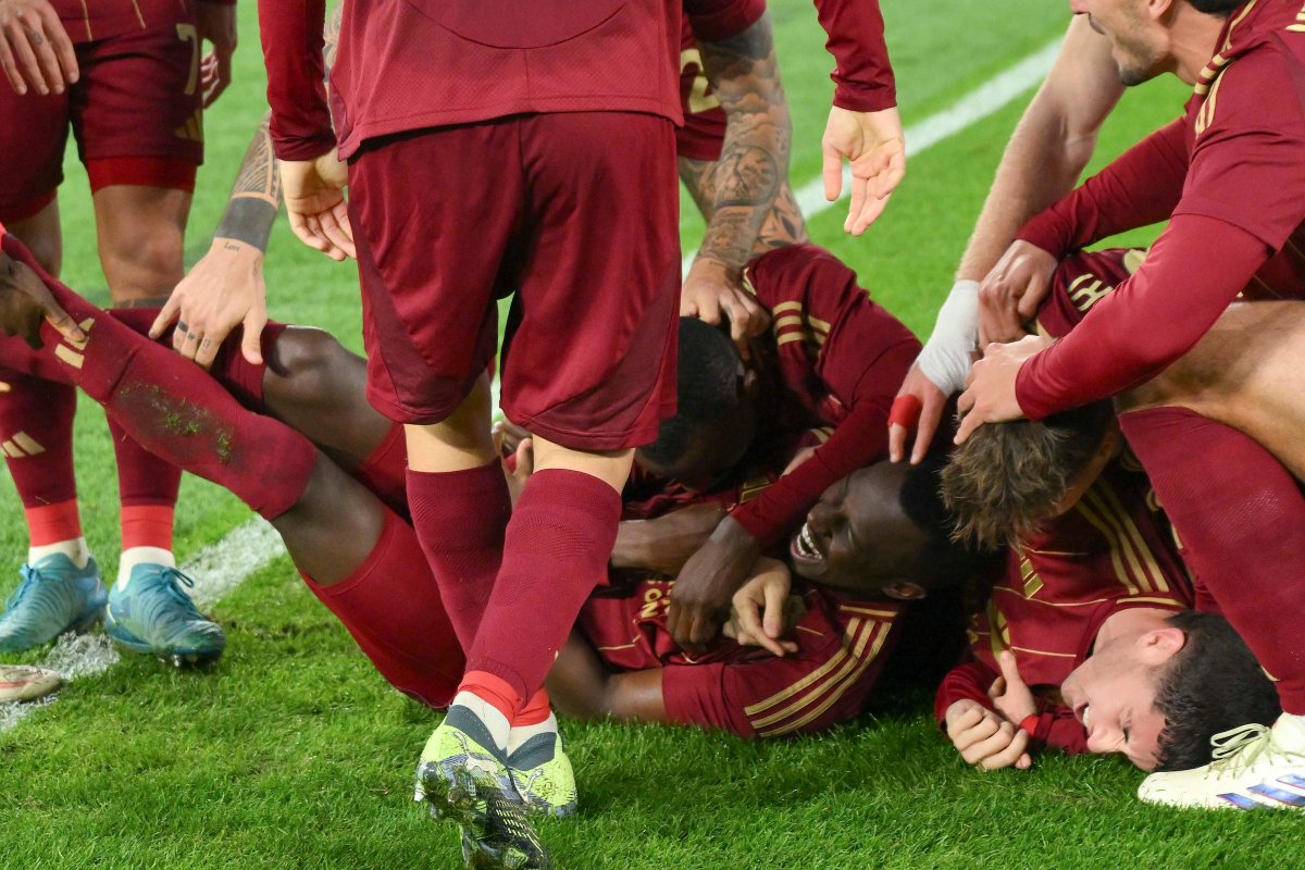 ASRomaArabic's tweet photo. حبيب الملايين.. حبيب زملائه.. حبيب شعبه ❤️💛🇸🇦

#روما https://t.co/fS5tIgLXsR