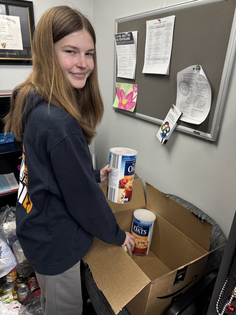 TinleyParkHigh's tweet photo. Continuing their annual holiday tradition, the Sophomore Leadership group collected items for the Tinley Park Food Pantry. #TPTitanNation https://t.co/k9PnfUCn9r