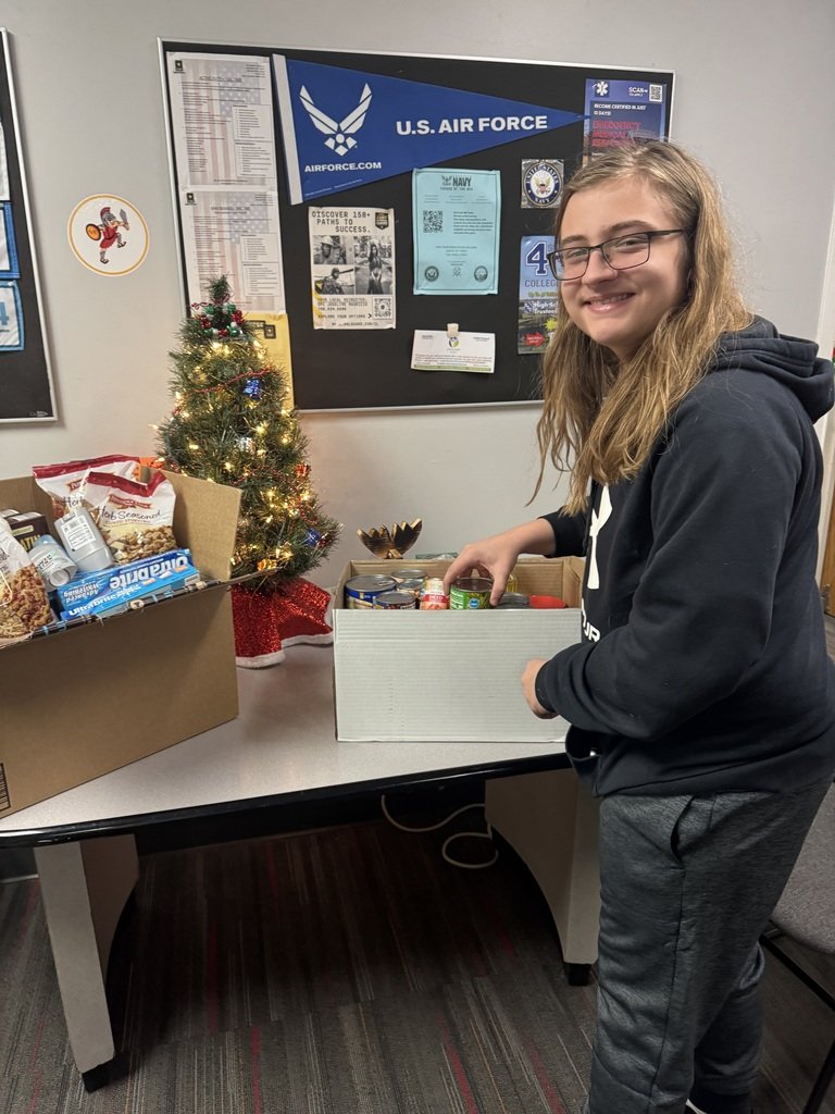 TinleyParkHigh's tweet photo. Continuing their annual holiday tradition, the Sophomore Leadership group collected items for the Tinley Park Food Pantry. #TPTitanNation https://t.co/k9PnfUCn9r