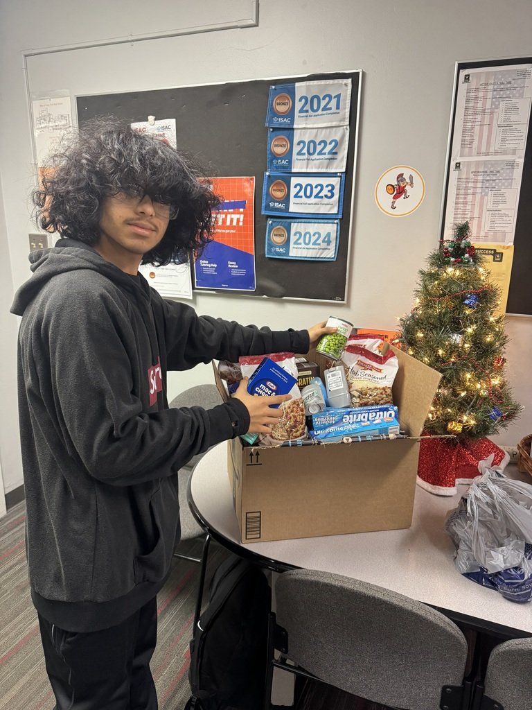TinleyParkHigh's tweet photo. Continuing their annual holiday tradition, the Sophomore Leadership group collected items for the Tinley Park Food Pantry. #TPTitanNation https://t.co/k9PnfUCn9r