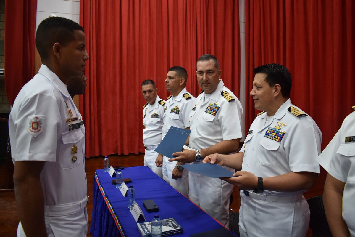 ANEES_ARC's tweet photo. Abordo de la @EfimOficial se realizó la Clausura de 2 Diplomados en Historia Naval y Pensadores Estratégicos; programas académicos diseñados por la ANEES, para el personal de Suboficiales Alumnos del Curso de Capacitación Intermedia.  #HistoriaNaval #ProtegemoselAzuldelaBandera🌊 https://t.co/n6ilJyXR6w