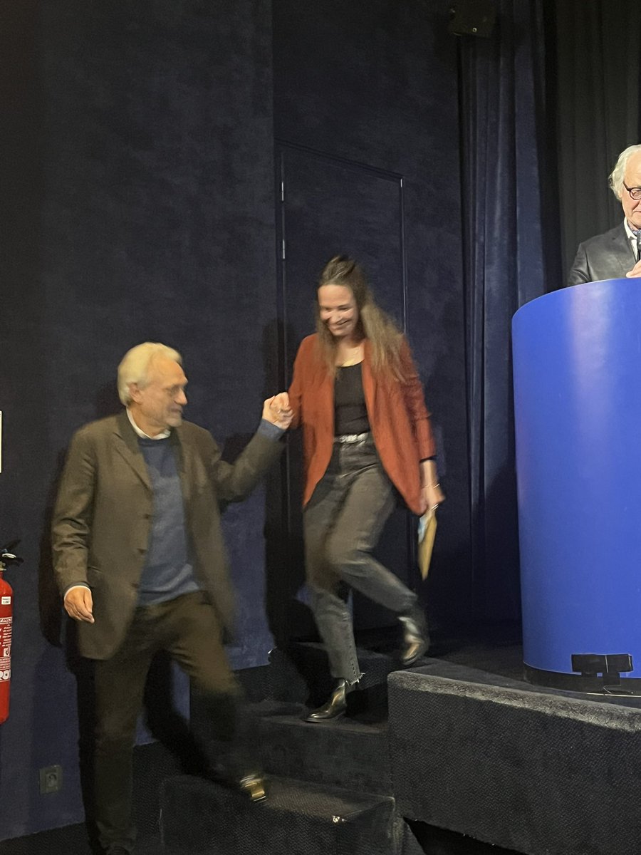 .<a href="/FannyNoaro/">Fanny Noaro-Kabré</a> reçoit le Prix du meilleur reportage, francophone pour « Mali : les derniers français de Barkane », prix remis par <a href="/YvesBigot/">bigot yves</a>, membre du jury du jeune reporter François Chalais.