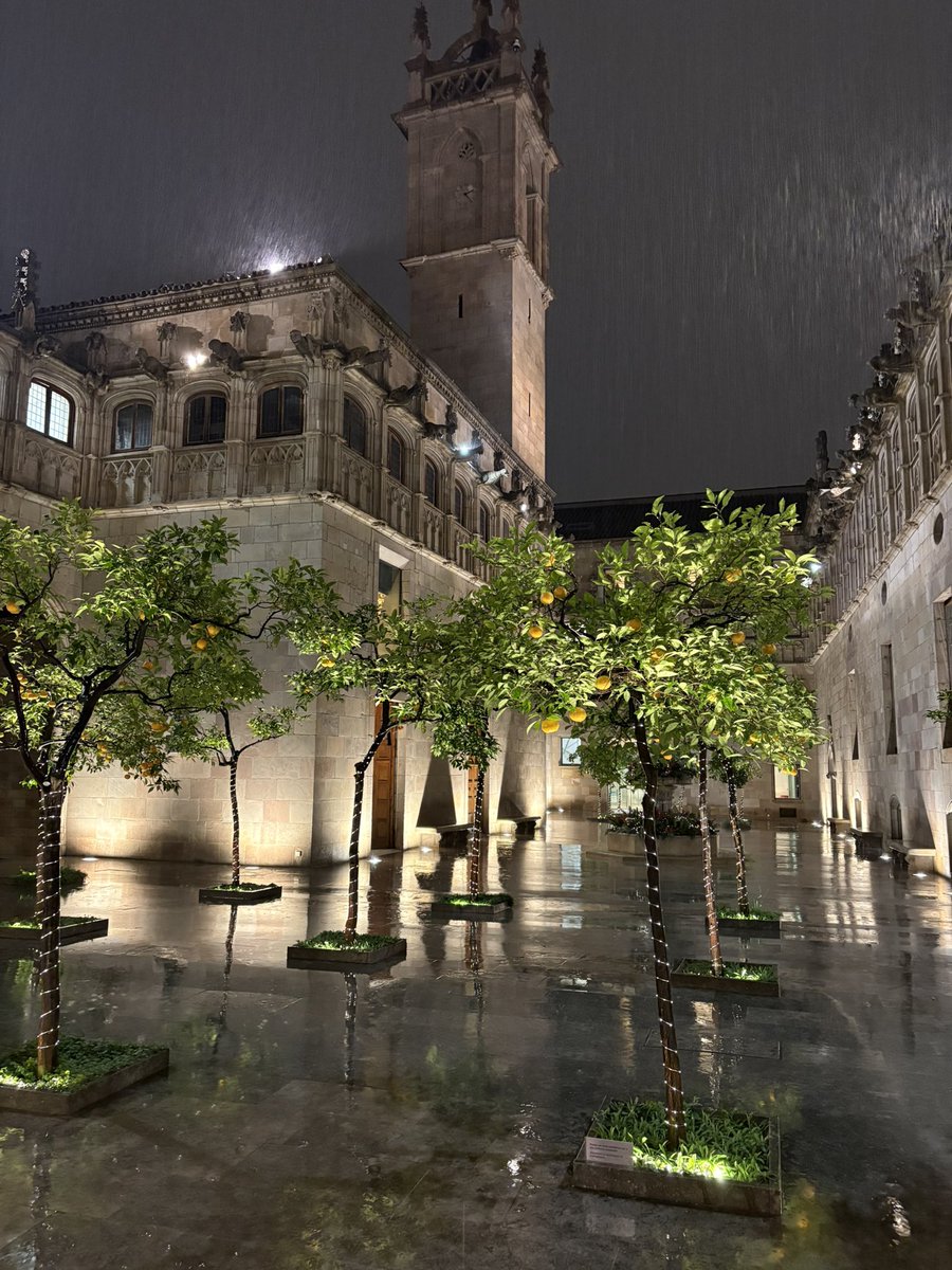 Mariàngela Vilallonga (@mvilallonga) on Twitter photo Siena, Arezzo, Pisa, Cremona, Forli, Ràvenna,
Peruggia, Ferrara...-: de vegades em basta
passejar per la boca, com pedretes de grava,
uns noms, uns noms a soles.
Coral romput
Dit per Pere Arquillué, avui, al Palau de la Generalitat en la cloenda <a href="/AnyEstelles/">Any Vicent Andrés Estellés</a>. Bonic tot l’acte. Siena, Arezzo, Pisa, Cremona, Forli, Ràvenna,
Peruggia, Ferrara...-: de vegades em basta
passejar per la boca, com pedretes de grava,
uns noms, uns noms a soles.
Coral romput
Dit per Pere Arquillué, avui, al Palau de la Generalitat en la cloenda <a href="/AnyEstelles/">Any Vicent Andrés Estellés</a>. Bonic tot l’acte.