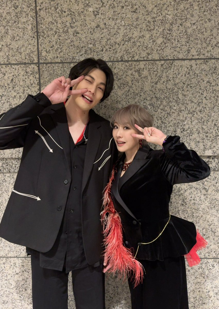 romiansaran's tweet photo. 繭期極夜会・1日目
参戦させて頂きました。

コロナ禍で誕生した
TRUMPシリーズ「黑世界」。

5歳から130歳までの一人の女性ラッカを演じられたことは私の財産です。

今日は鞘師ママへの想いを
たくさん込めました。

その生みの親たち・末満さんと和田さん
歌姫エッちゃん
シュカの松岡充さん(なんと同い年！)と。
東啓介くん、身長高っ！

素敵な皆さんと没入できた
沁み入る時間でした。

ありがとうございます…。

明日も思う存分
繭期を拗らせてください…。