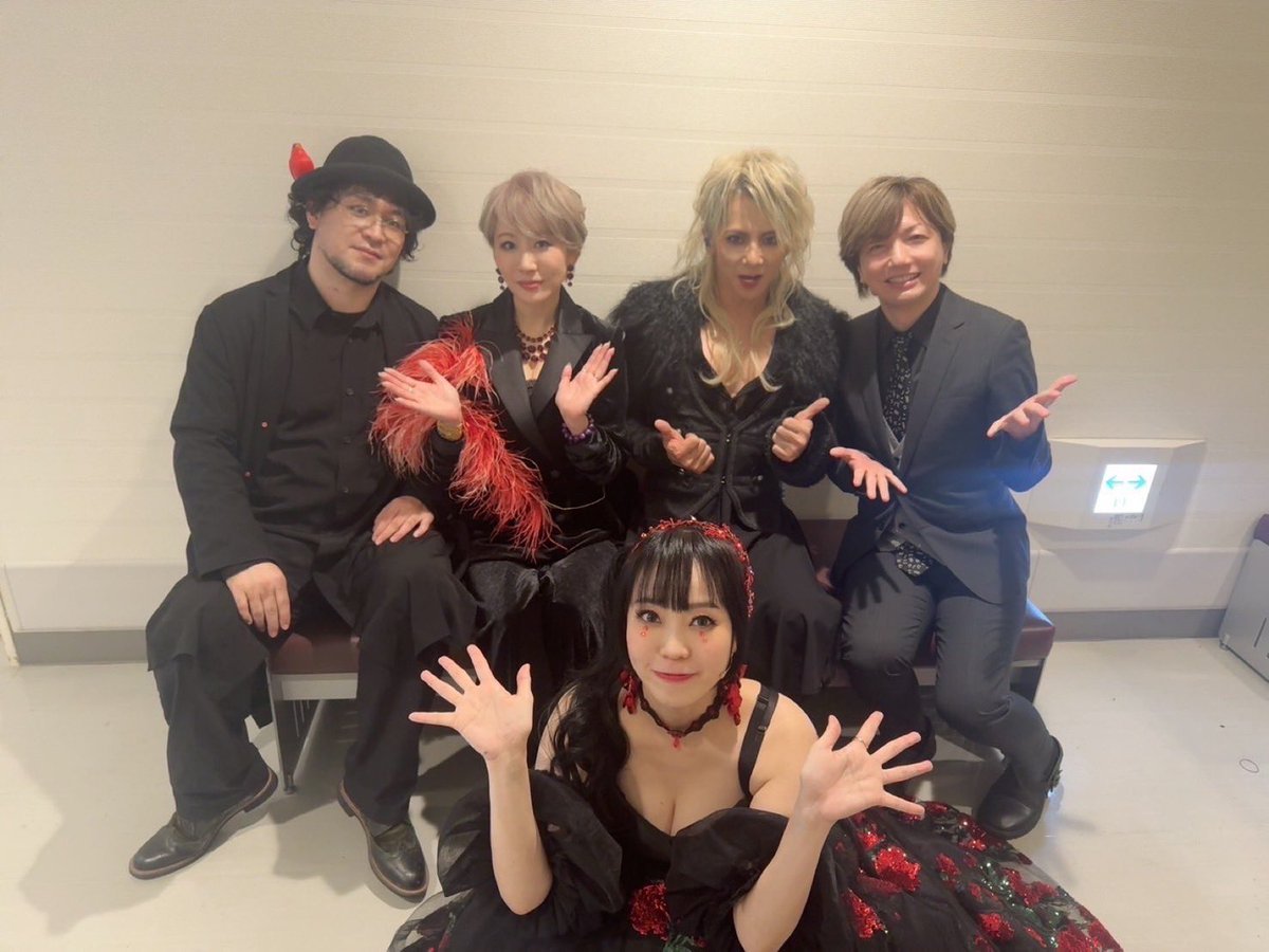 romiansaran's tweet photo. 繭期極夜会・1日目
参戦させて頂きました。

コロナ禍で誕生した
TRUMPシリーズ「黑世界」。

5歳から130歳までの一人の女性ラッカを演じられたことは私の財産です。

今日は鞘師ママへの想いを
たくさん込めました。

その生みの親たち・末満さんと和田さん
歌姫エッちゃん
シュカの松岡充さん(なんと同い年！)と。
東啓介くん、身長高っ！

素敵な皆さんと没入できた
沁み入る時間でした。

ありがとうございます…。

明日も思う存分
繭期を拗らせてください…。