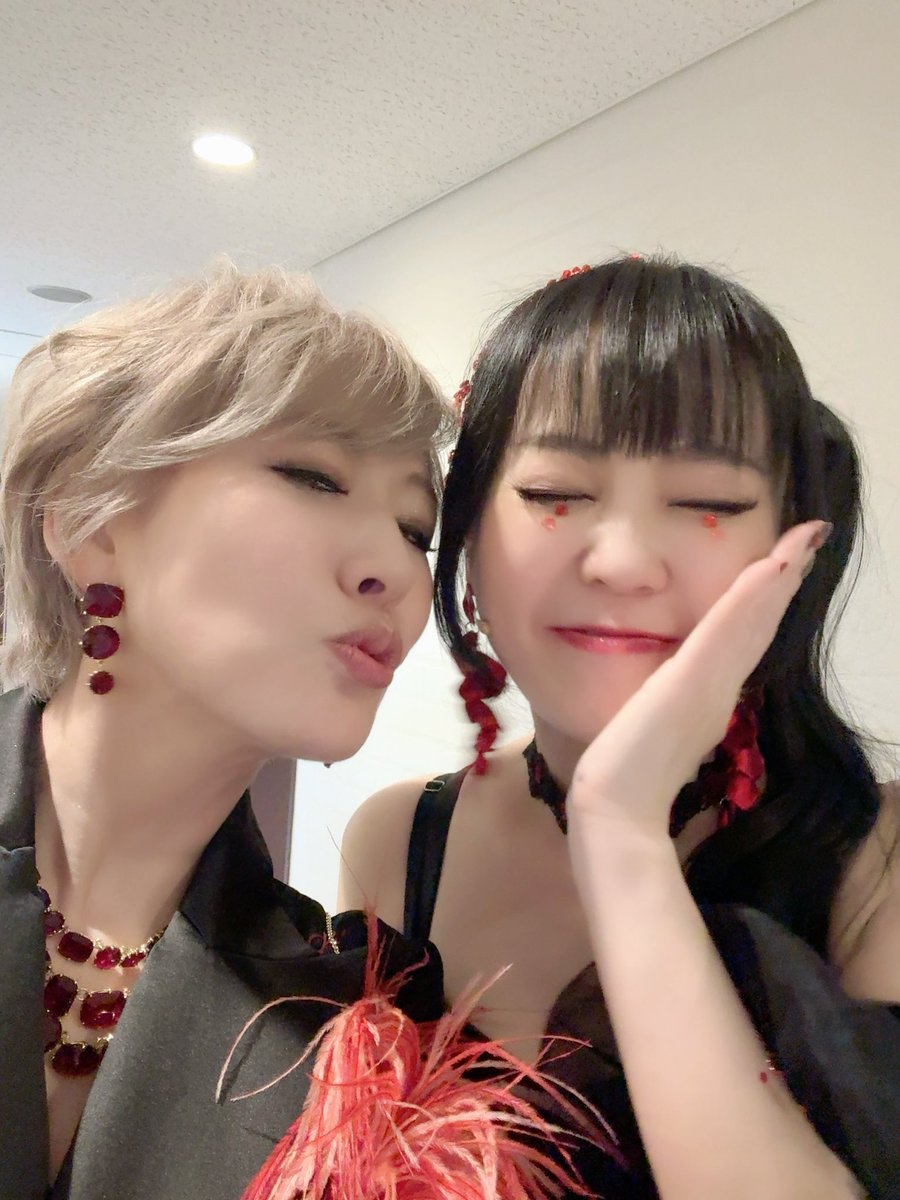 romiansaran's tweet photo. 繭期極夜会・1日目
参戦させて頂きました。

コロナ禍で誕生した
TRUMPシリーズ「黑世界」。

5歳から130歳までの一人の女性ラッカを演じられたことは私の財産です。

今日は鞘師ママへの想いを
たくさん込めました。

その生みの親たち・末満さんと和田さん
歌姫エッちゃん
シュカの松岡充さん(なんと同い年！)と。
東啓介くん、身長高っ！

素敵な皆さんと没入できた
沁み入る時間でした。

ありがとうございます…。

明日も思う存分
繭期を拗らせてください…。