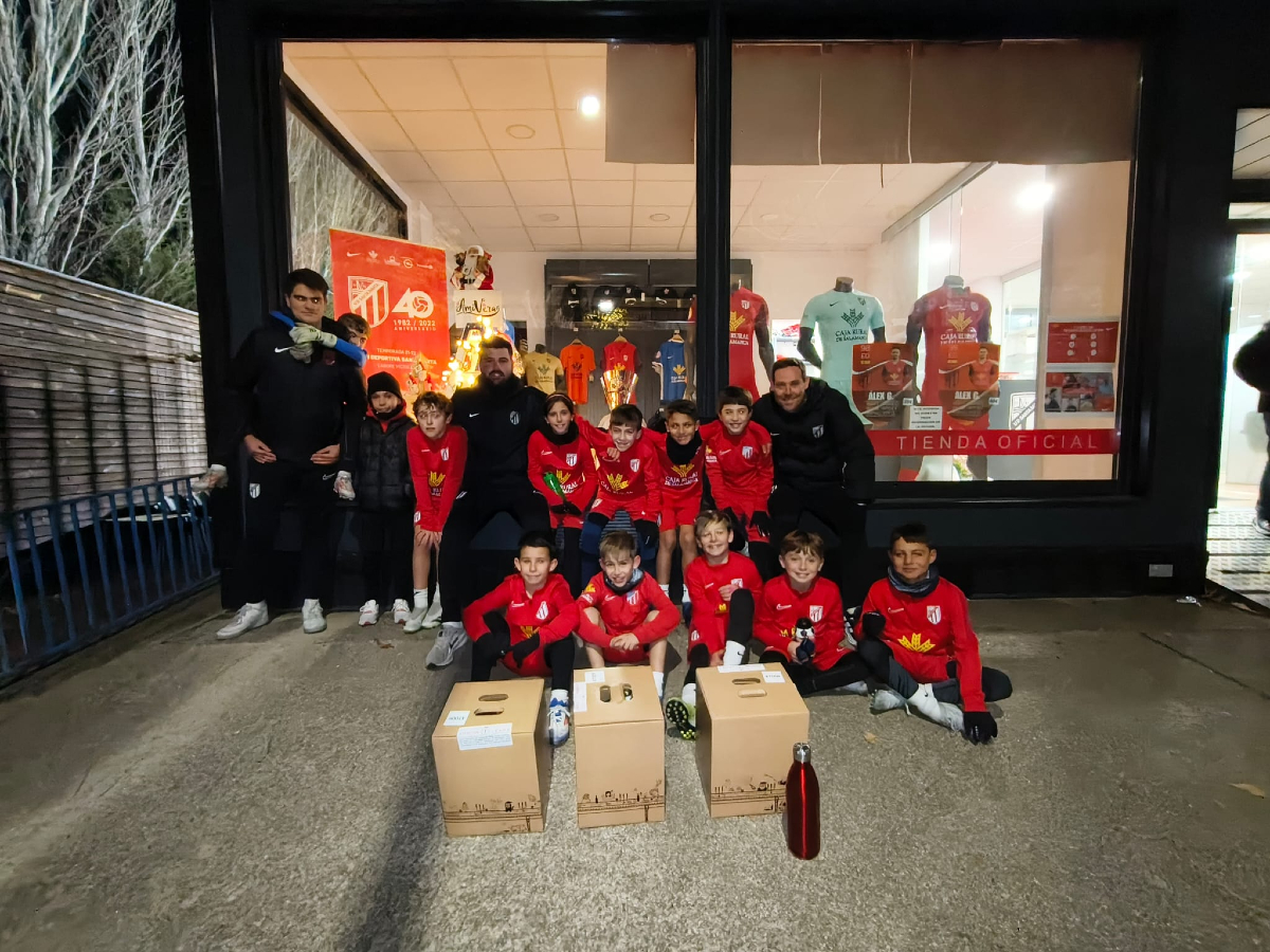 UDSantaMarta's tweet photo. 🔴⚪ #AcademiaUDSM ❤️

Ya llegó el aguinaldo al Benjamín A UDSM. Detallazo de los papás y las mamás para el CT del equipo. Y como no podía ser de otra forma, todos juntos compartiendo un momento más de esta familia UDSM. 

#OrgulloUDSM https://t.co/AlUEJWKf29