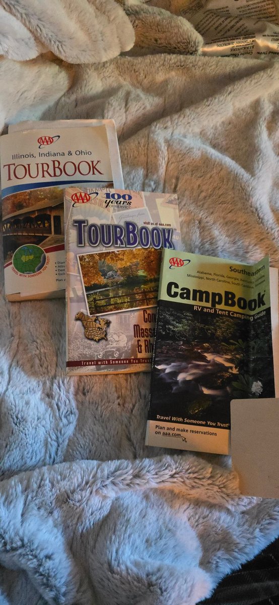TamiMohrWPaint's tweet photo. Anyone remember these? I hid the years, all are different though. What's your guess? #tbt #roadtrip #travel #tourbook @AAA_Travel https://t.co/PEQcnDqMbM