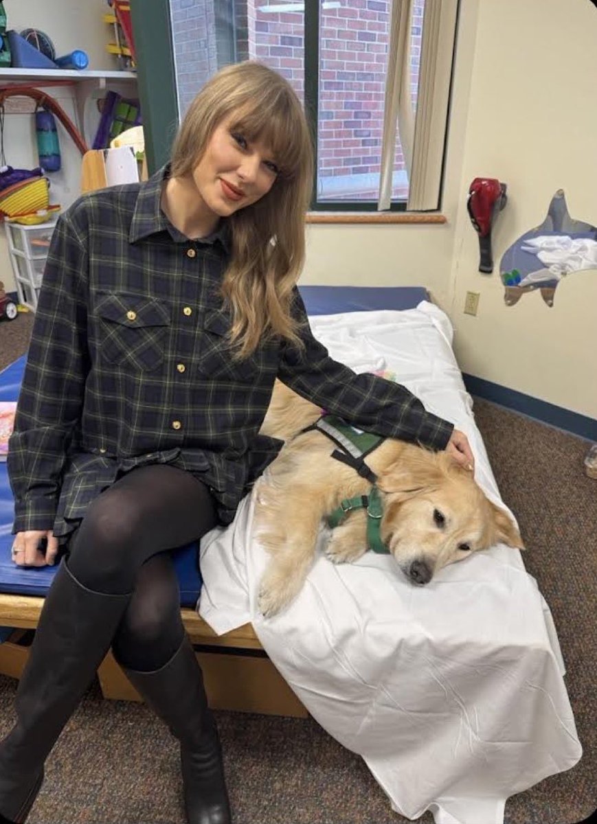 BBQChiefs's tweet photo. Taylor stopped by Children's Mercy hospital in Kansas City today ❤️💛 https://t.co/wlvi4aiSn5